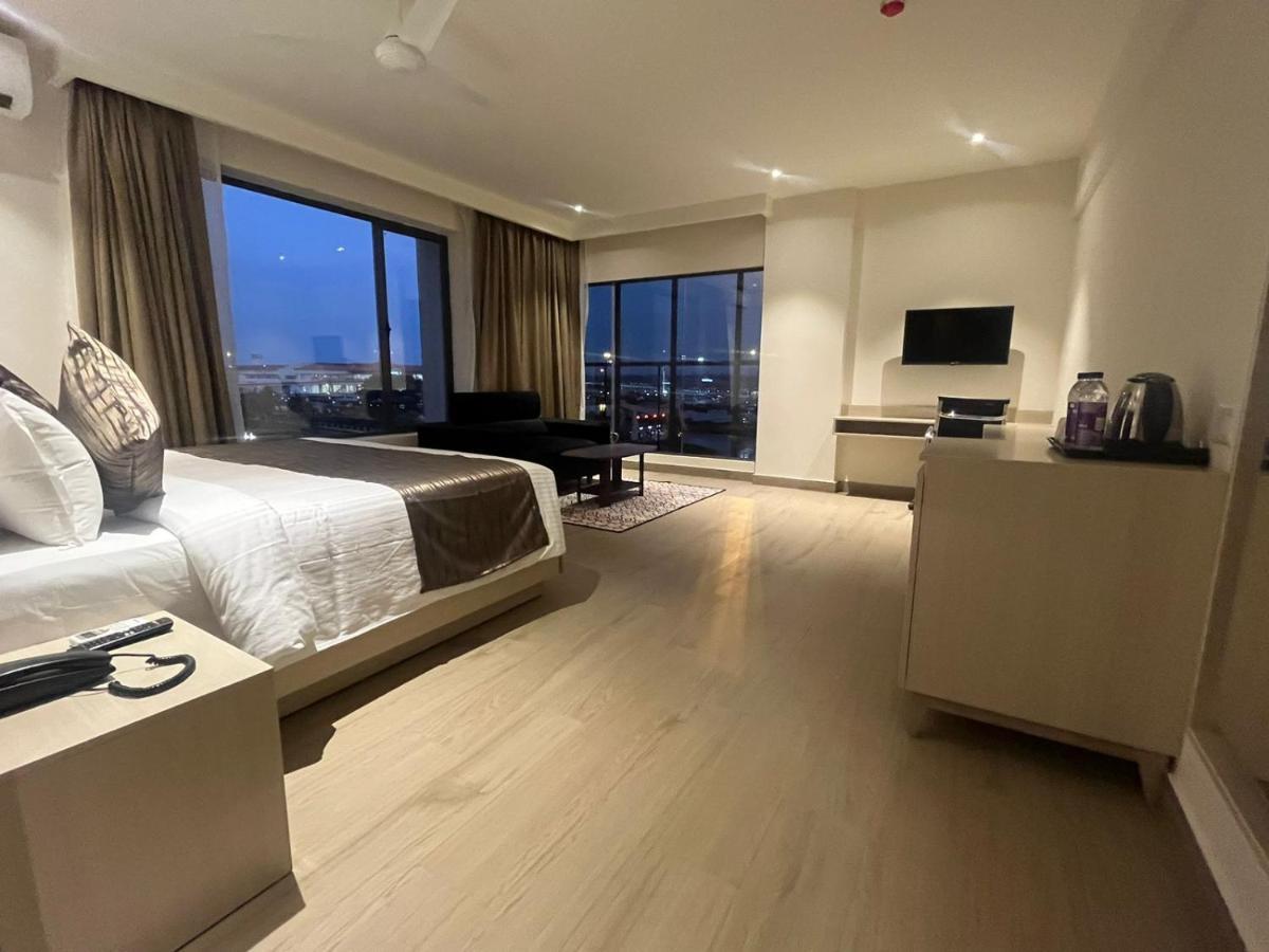 Presidency Airport Hotel Kochi エクステリア 写真