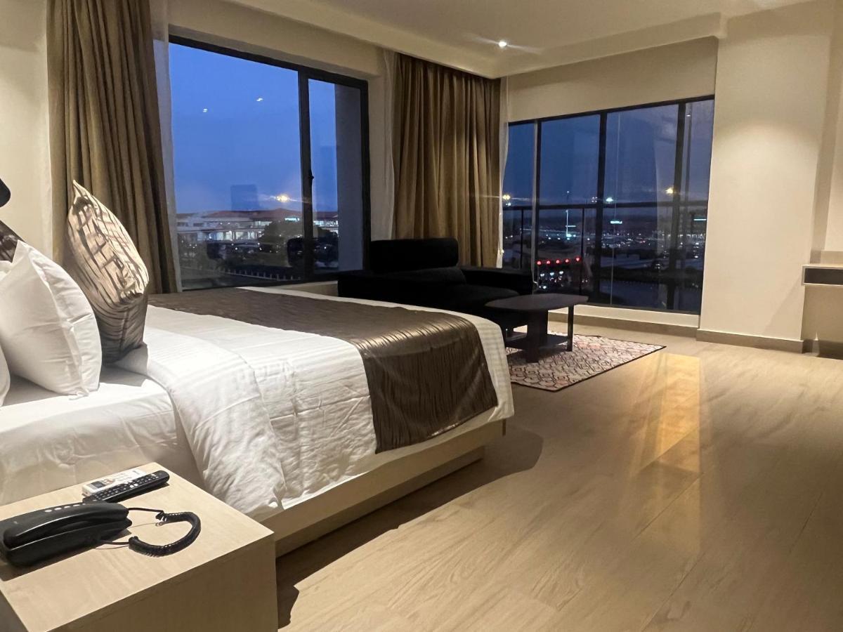 Presidency Airport Hotel Kochi エクステリア 写真