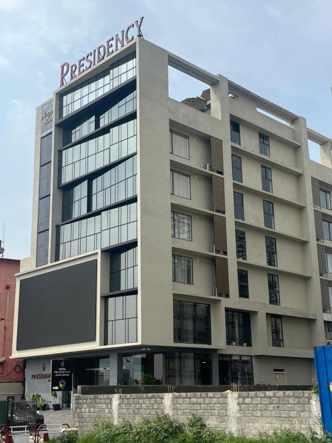 Presidency Airport Hotel Kochi エクステリア 写真