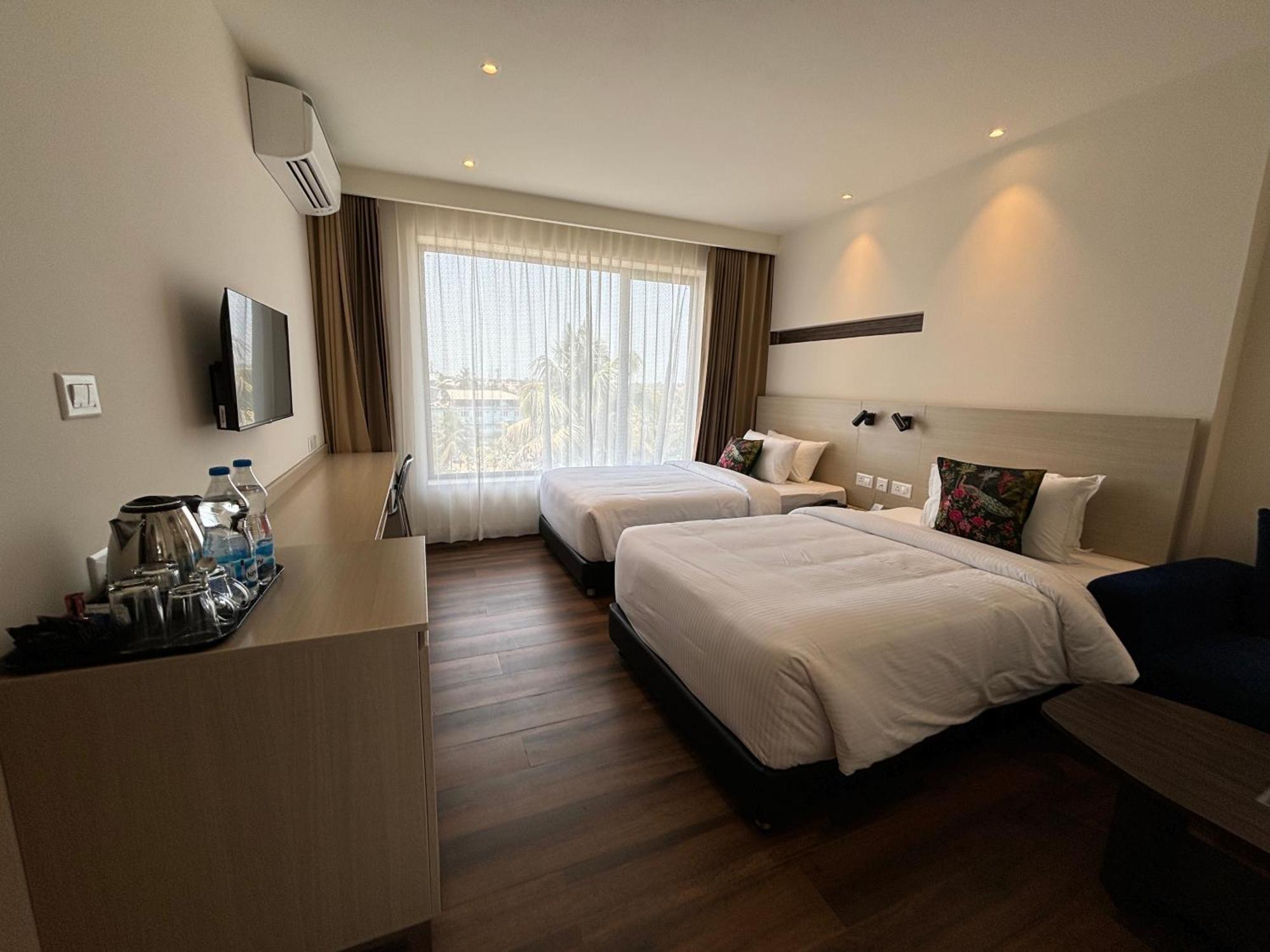 Presidency Airport Hotel Kochi エクステリア 写真