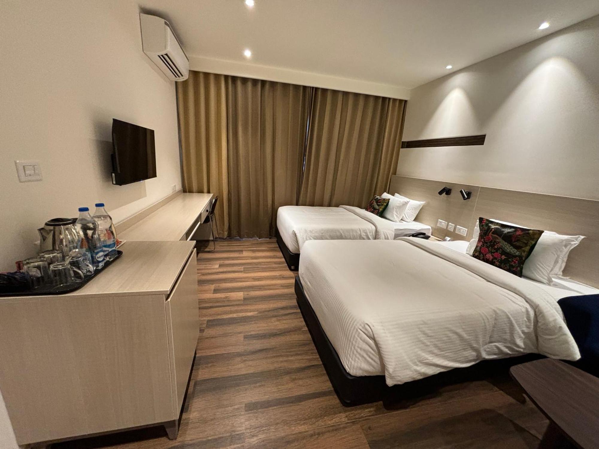 Presidency Airport Hotel Kochi エクステリア 写真
