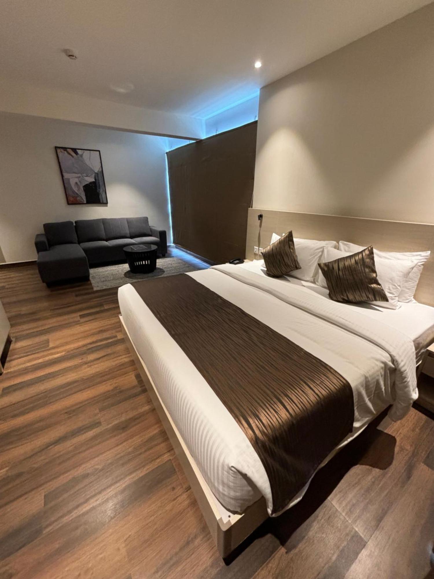 Presidency Airport Hotel Kochi エクステリア 写真