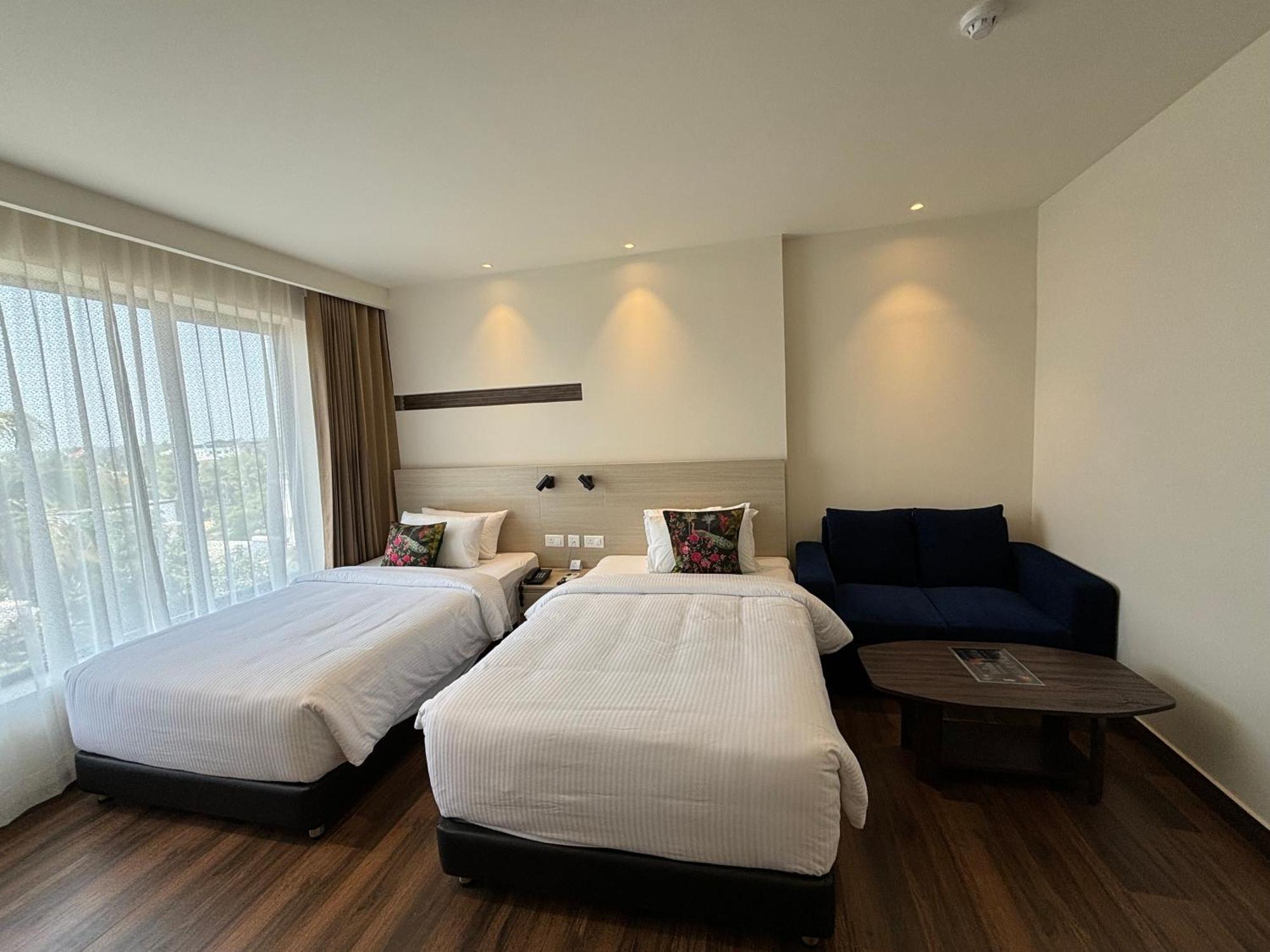 Presidency Airport Hotel Kochi エクステリア 写真