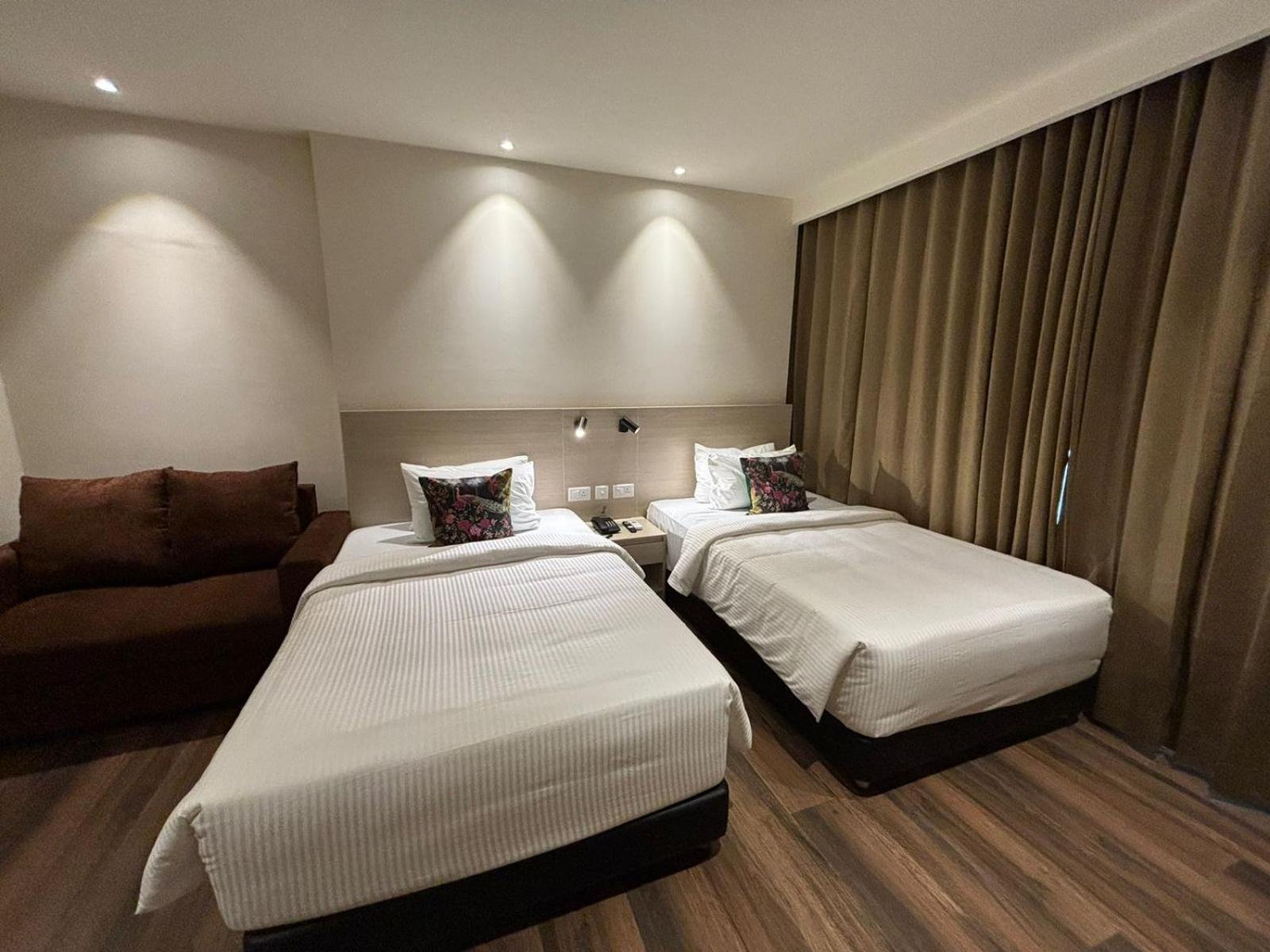 Presidency Airport Hotel Kochi エクステリア 写真