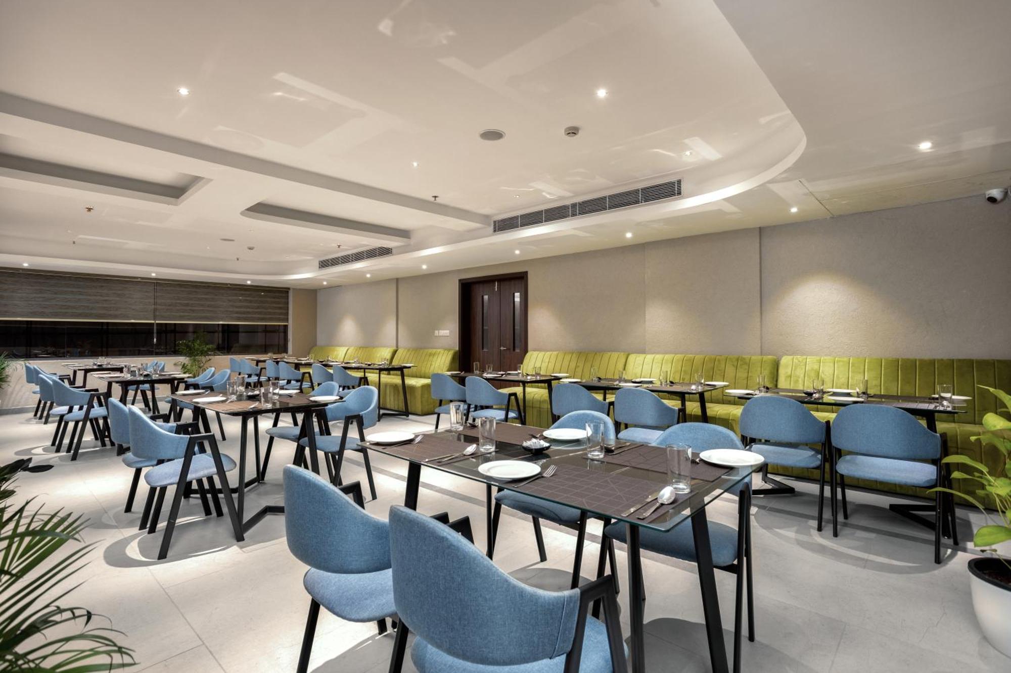 Presidency Airport Hotel Kochi エクステリア 写真