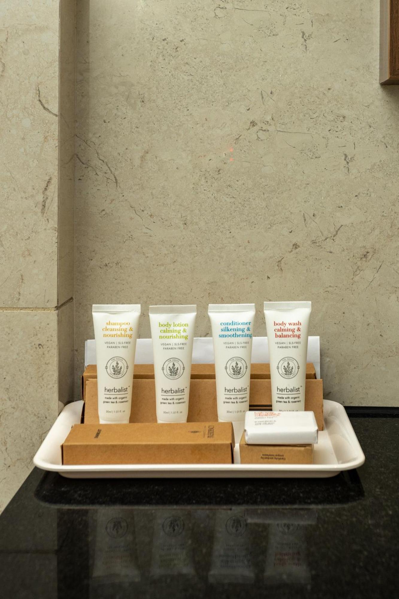 Presidency Airport Hotel Kochi エクステリア 写真